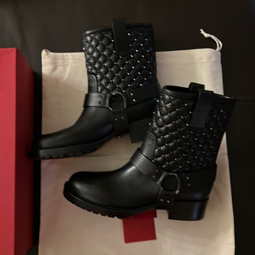 VALENTINO GARAVANI black leather pull on ankle boots EUR 36 US 6